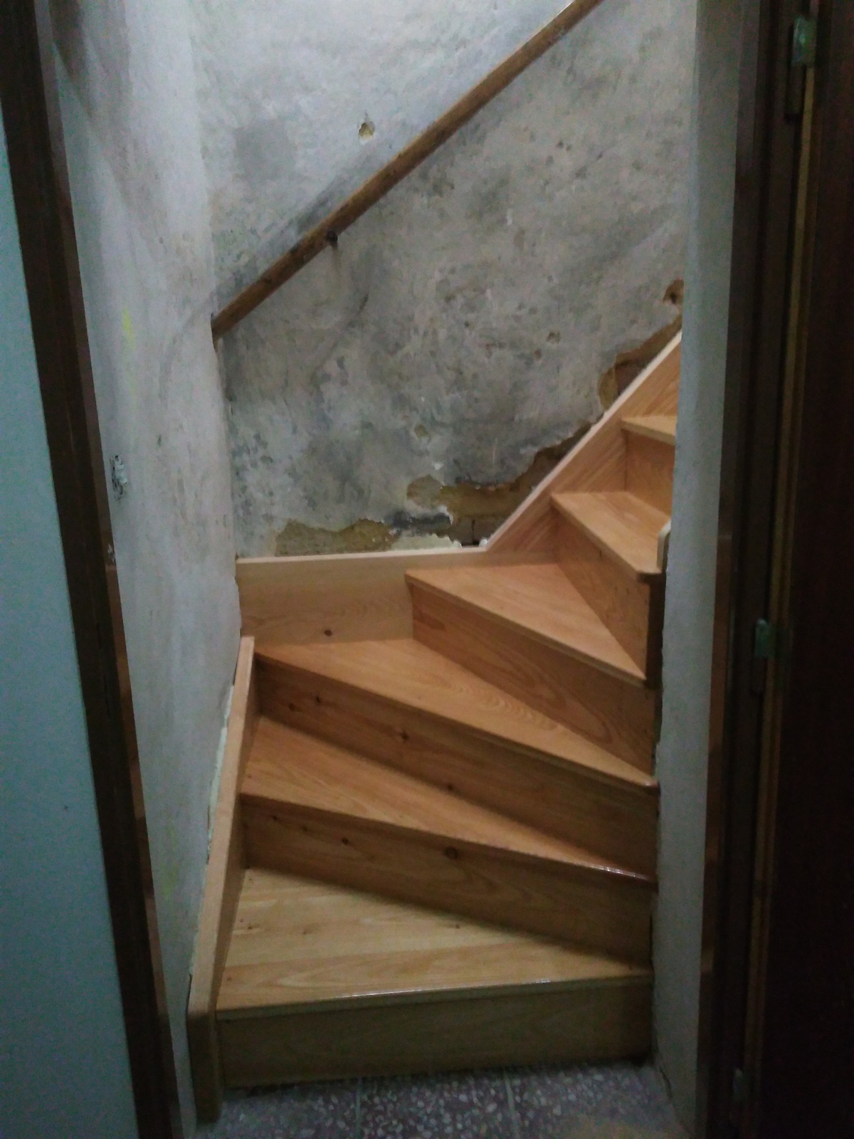 Dřevěné schodiště po opravě.jpg